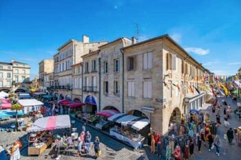 Marché sur la place Abel Surchamp devant la mairie de Libourne